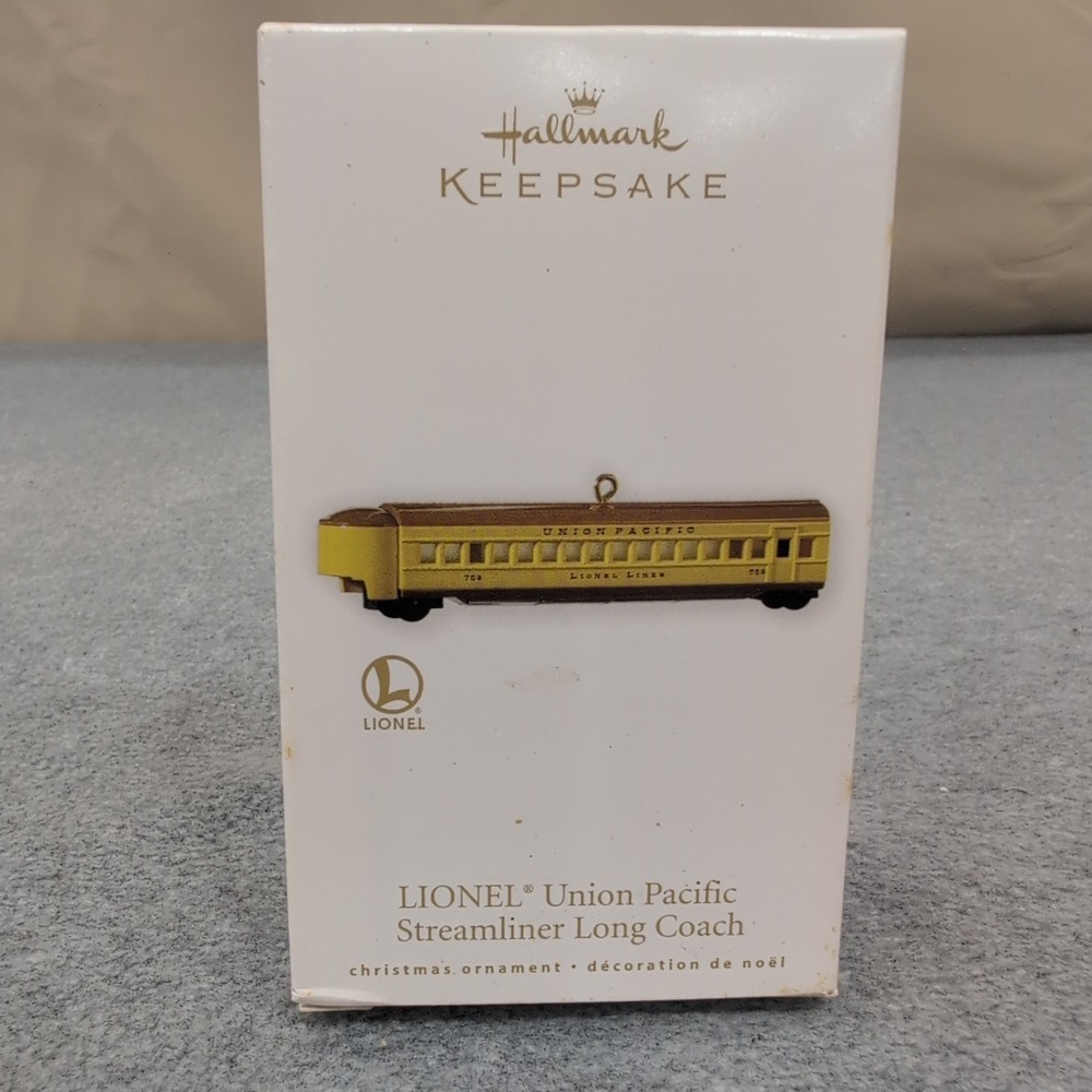 Hallmark Keepsake Lionel Union Pacific Streamliner Long Coach Ornament 2010 - Picture 1 of 3